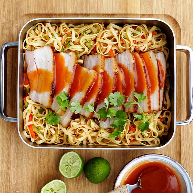 Buikspek met bami en zoetzure saus